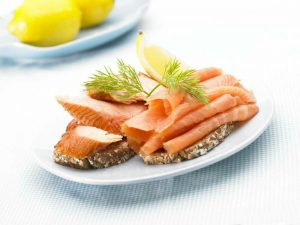 Image of 三文魚伴面包 Salmon on toast , 愛爾蘭旅遊景點克萊爾郡三文魚之旅 Irish Salmon Smokehouse County Clare Ireland
