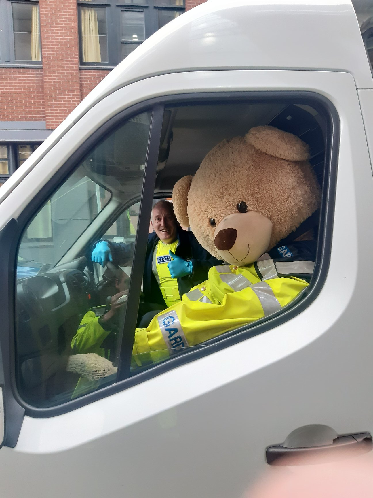 愛爾蘭人的幽默: Garda 愛爾蘭警察帶著遺失小熊做防疫宣傳 Teddy helps out for Garda duties during Covid-19