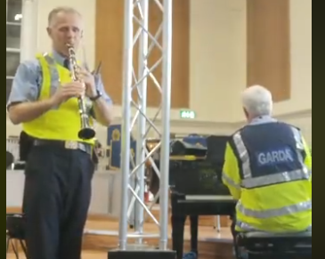 愛爾蘭警察演奏音樂鼓勵公眾 Garda plays ‘Stranger on the Shore’