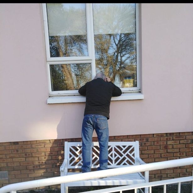心酸一幕-愛爾蘭都柏林- 失去至親的人只能在窗外最後告別 Heartbreaking photo shows Dublin man forced to look through hospital window at brother who died of COVID-19
