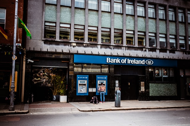 Covid-19: Aer Lingus layoffs and Bank of Ireland to close 103 branches